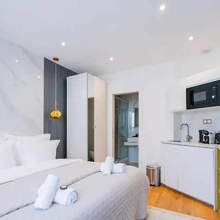Luxurious With Stylish Design And Comfort - 104 Parigi