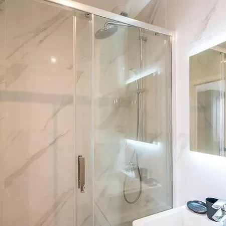 Luxurious With Stylish Design And Comfort - 104 Appartamento Parigi