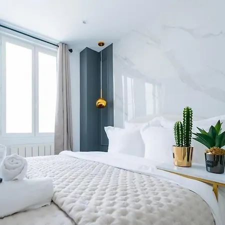 Luxurious With Stylish Design And Comfort - 104 Parigi
