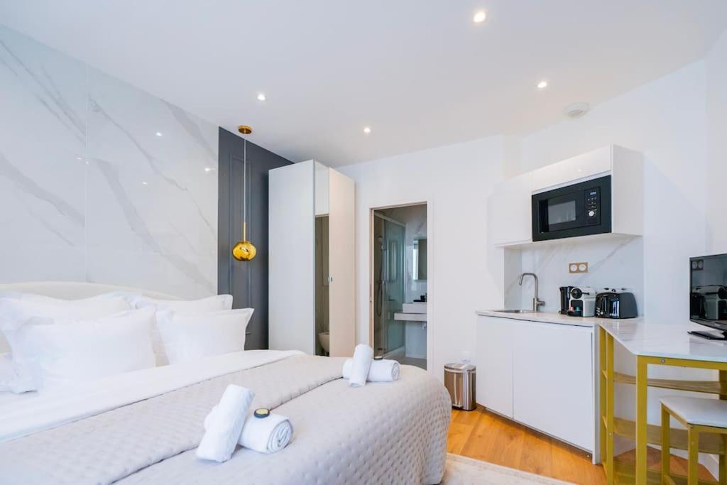 Luxurious With Stylish Design And Comfort - 104 Parigi